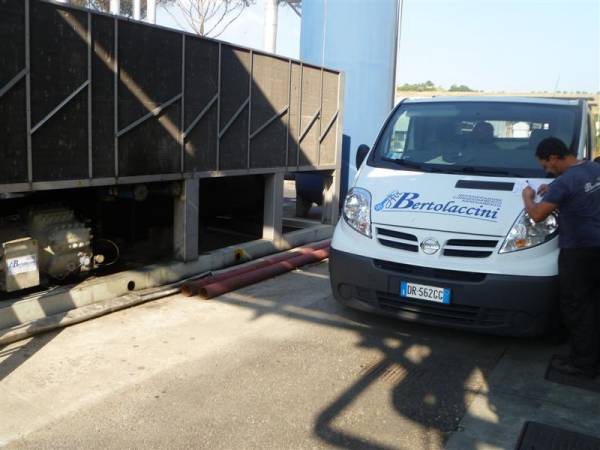 Installazione e manutenzione di compressori su impianti di refrigerazione industria produzione nastri per imballaggi