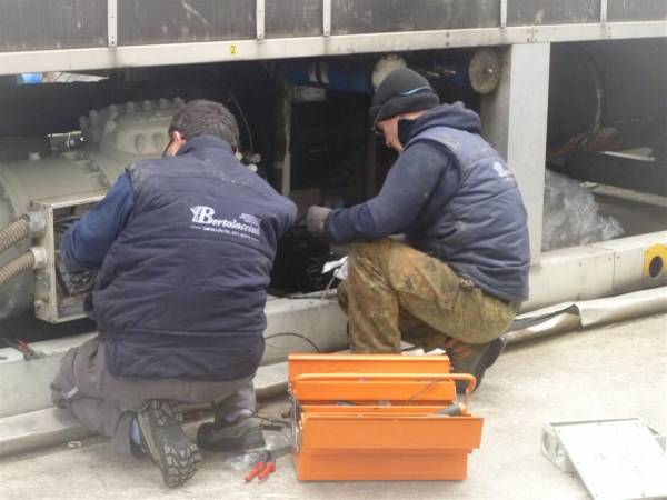 Installazione e manutenzione di compressori su impianti di refrigerazione industria produzione nastri per imballaggi