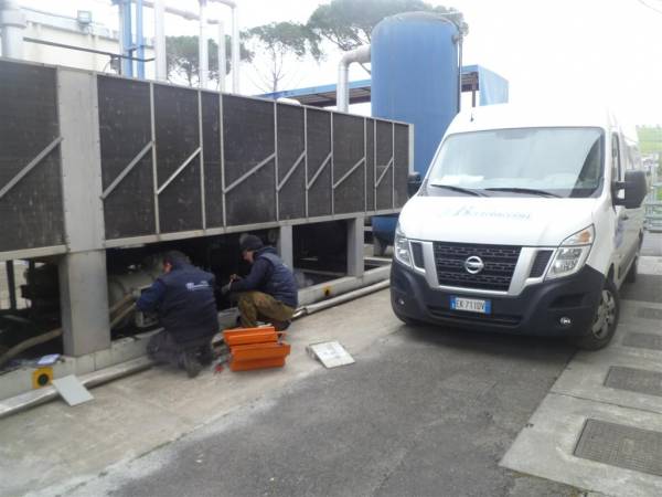 Installazione e manutenzione di compressori su impianti di refrigerazione industria produzione nastri per imballaggi