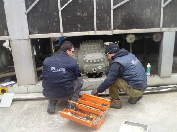 Installazione e manutenzione di compressori su impianti di refrigerazione industria produzione nastri per imballaggi