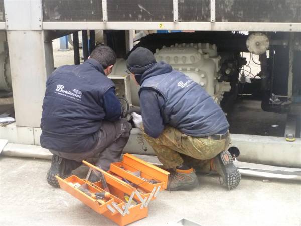 Installazione e manutenzione di compressori su impianti di refrigerazione industria produzione nastri per imballaggi