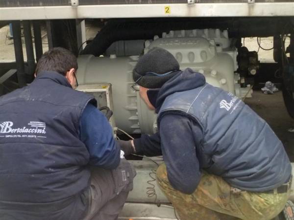 Installazione e manutenzione di compressori su impianti di refrigerazione industria produzione nastri per imballaggi