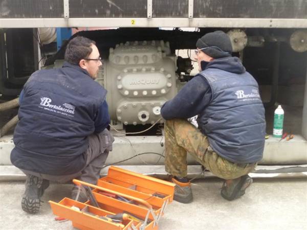 Installazione e manutenzione di compressori su impianti di refrigerazione industria produzione nastri per imballaggi