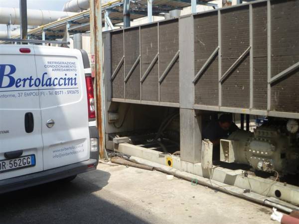 Installazione e manutenzione di compressori su impianti di refrigerazione industria produzione nastri per imballaggi