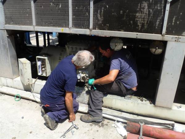 Installazione e manutenzione di compressori su impianti di refrigerazione industria produzione nastri per imballaggi