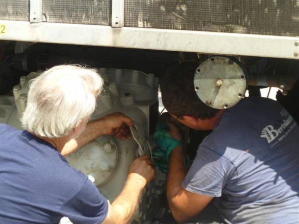 Installazione e manutenzione di compressori su impianti di refrigerazione industria produzione nastri per imballaggi