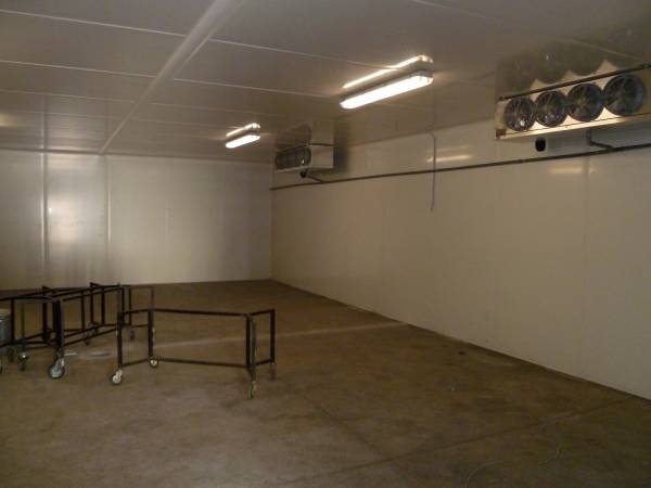 Interno cella frigorifera con aeroevaporatori cubici installa presso Cappelle Sale del Commiato - Firenze