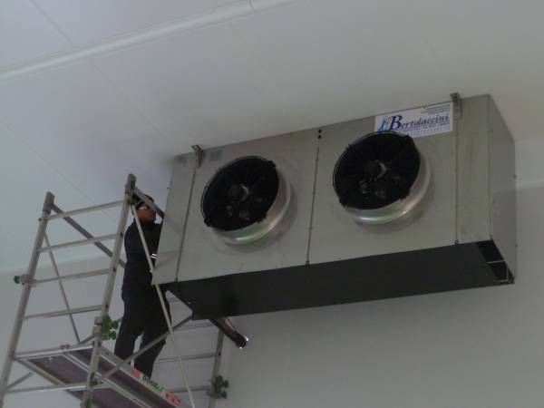 Evaporatore inox installato in cella frigo per conservazione pelli grezze