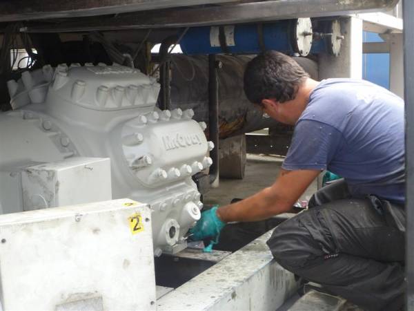 Installazione e manutenzione di compressori su impianti di refrigerazione industria produzione nastri per imballaggi