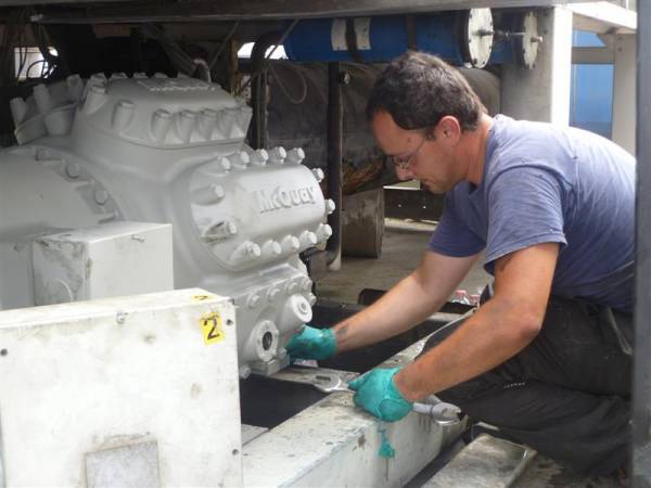 Installazione e manutenzione di compressori su impianti di refrigerazione industria produzione nastri per imballaggi