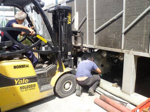 Installazione e manutenzione di compressori su impianti di refrigerazione industria produzione nastri per imballaggi