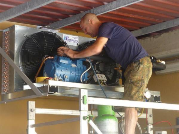 Installazione di unità motocondensante esterna per impianto di conservazione pelli grezze