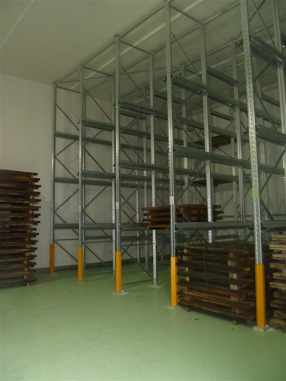 Interno cella frigo conservazione pelli grezzi con scaffali porta-pallets