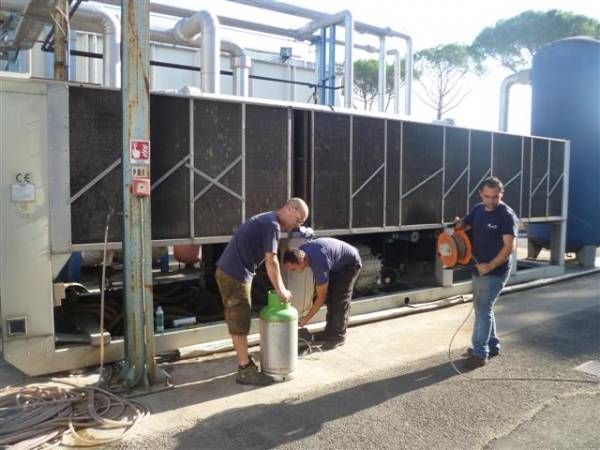 Installazione e manutenzione di compressori su impianti di refrigerazione industria produzione nastri per imballaggi