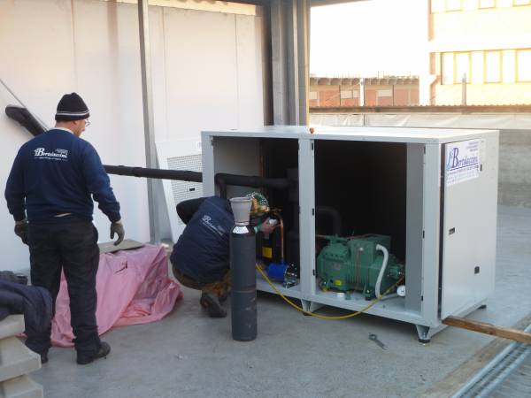 Installazione unita' motocondensante esterna per cella frigo conservazione pelli grezze